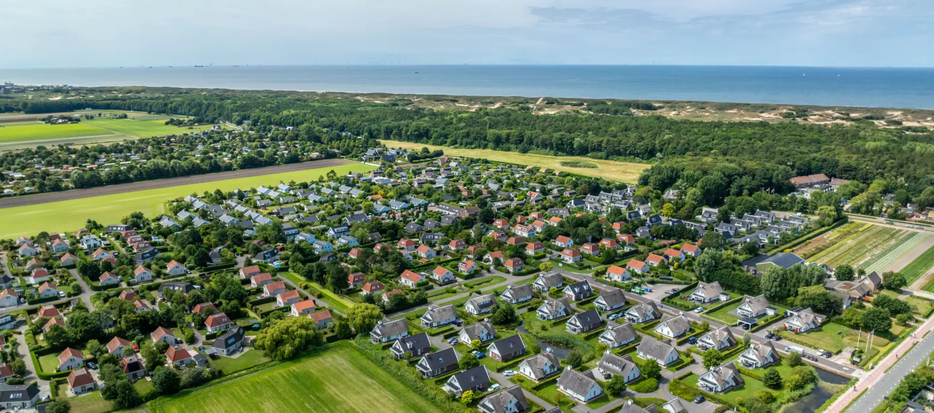 luchtfoto alle parken tot aan de zee