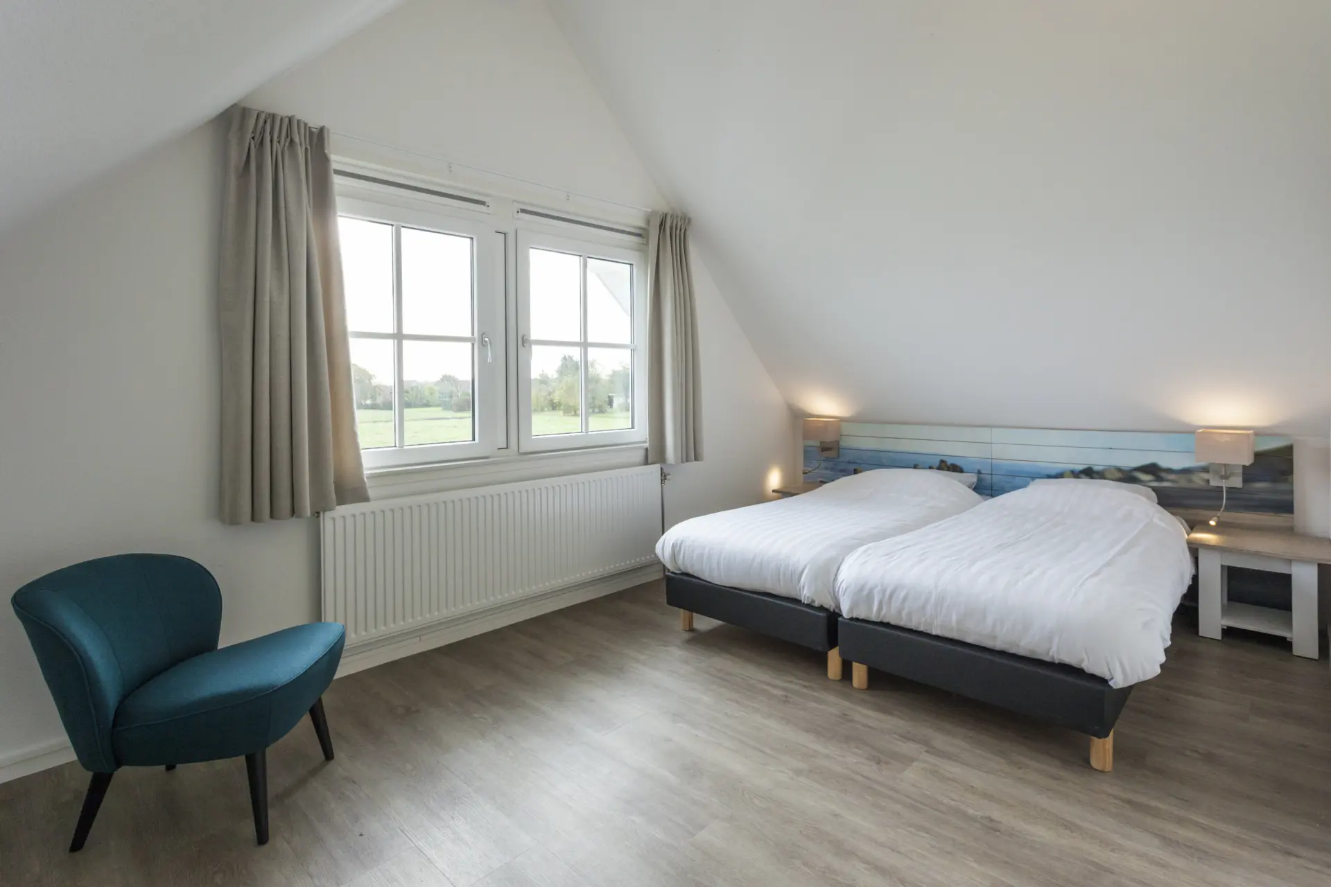 slaapkamer boven met twee 1-persoons boxspring