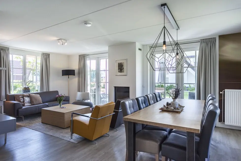 Woonkamer met zitgedeelte en eethoek