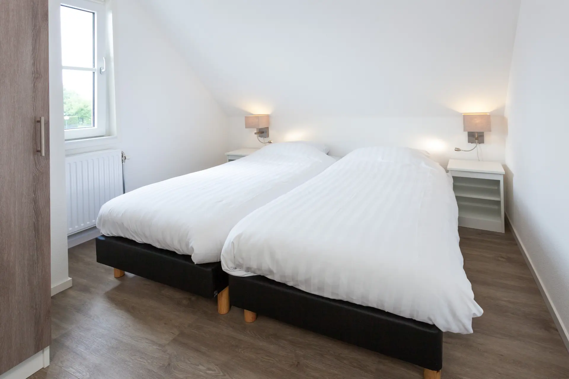 grote slaapkamer boven, 2 losse bedden