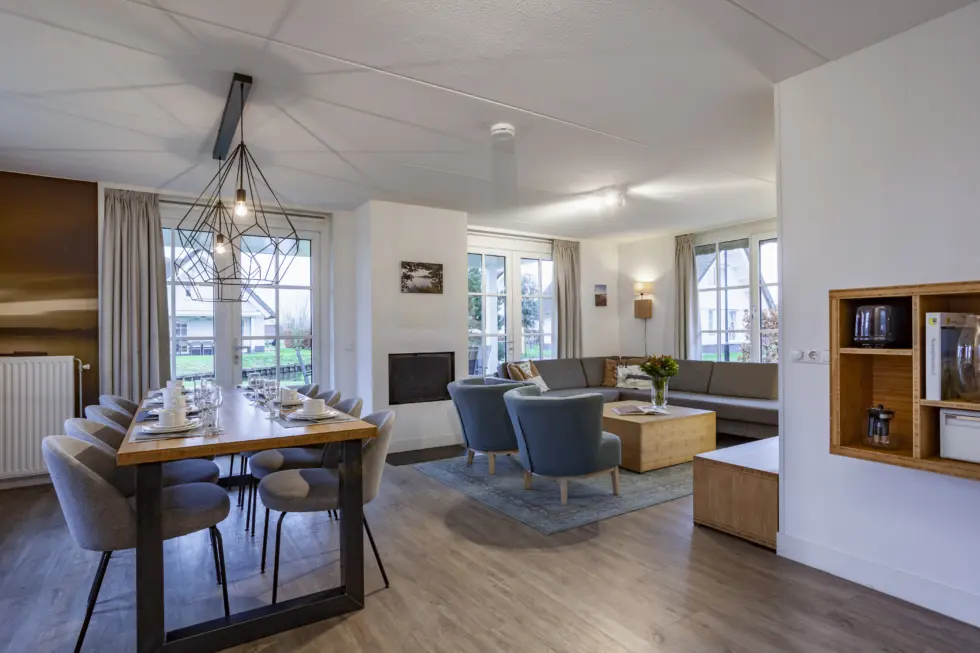zicht vanuit keuken op eettafel en zithoek