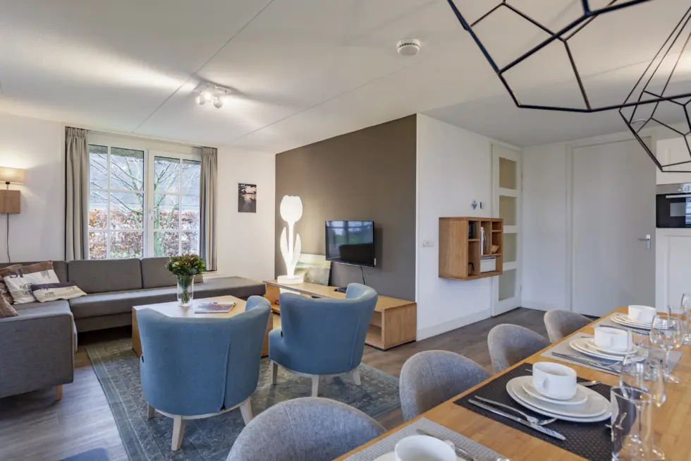 zithoek, eethoek en gedeelte keuken