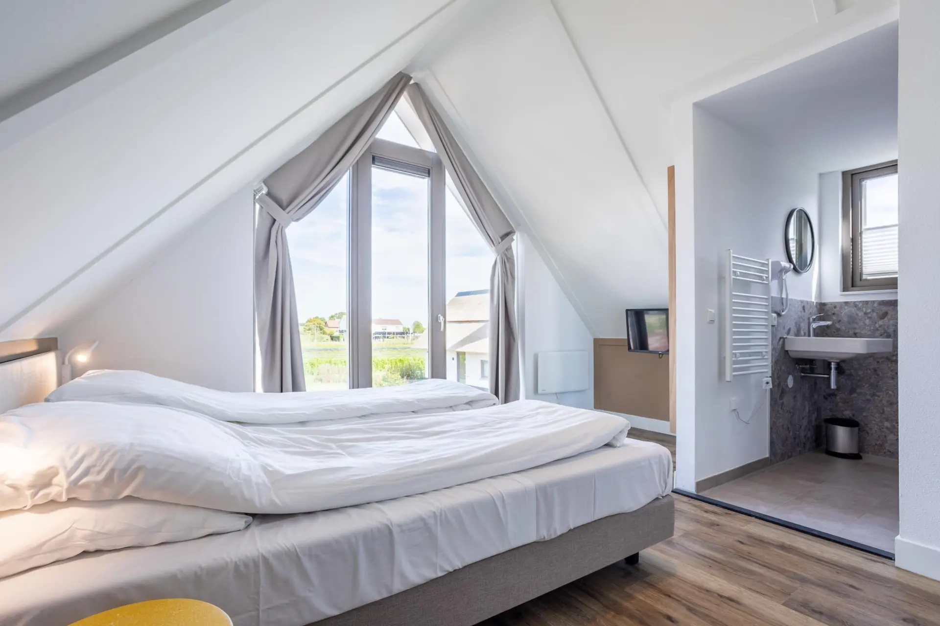 Slaapkamer boven met badkamer