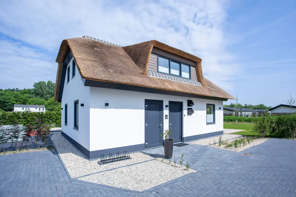 voorzijde woning met eigen parkeerplaats